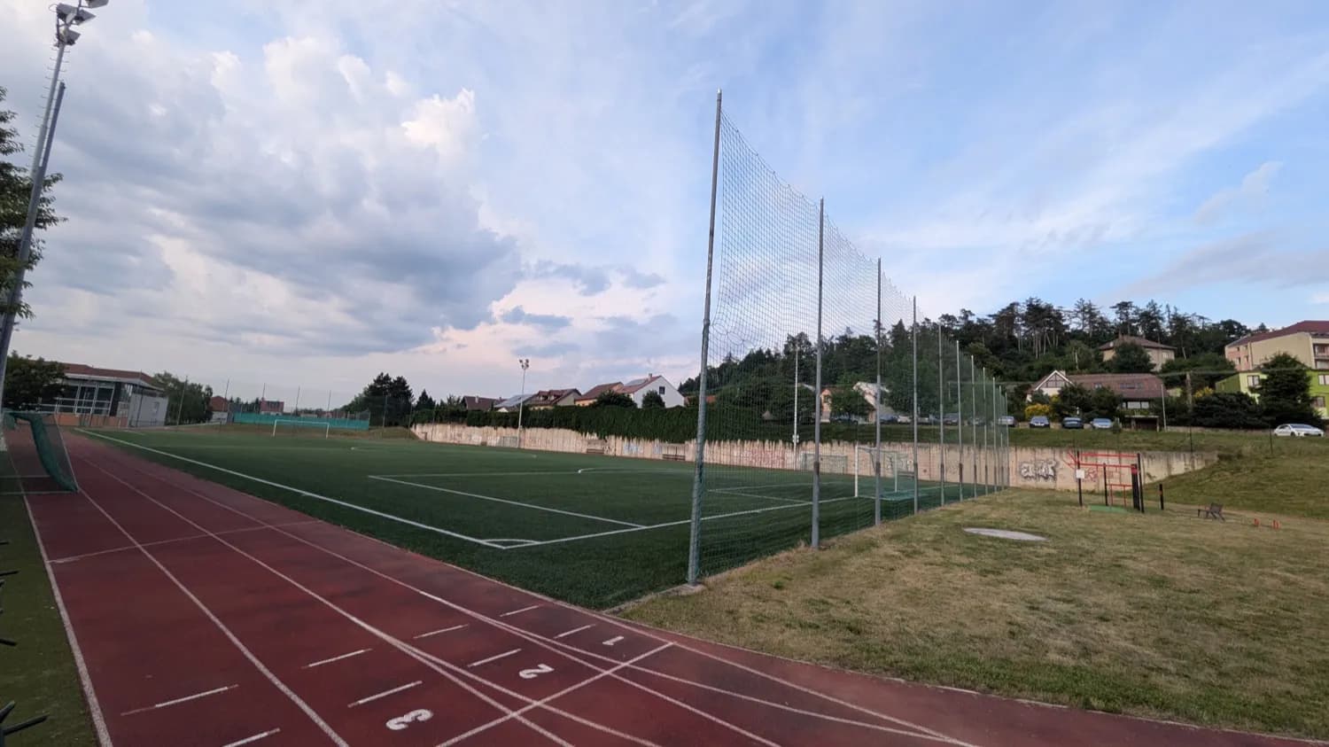 Fotbalové hřiště s umělou trávou